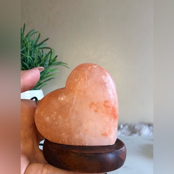 NWOT Heart Shaped Himalayan Salt Lamp - Picture 5 of 6